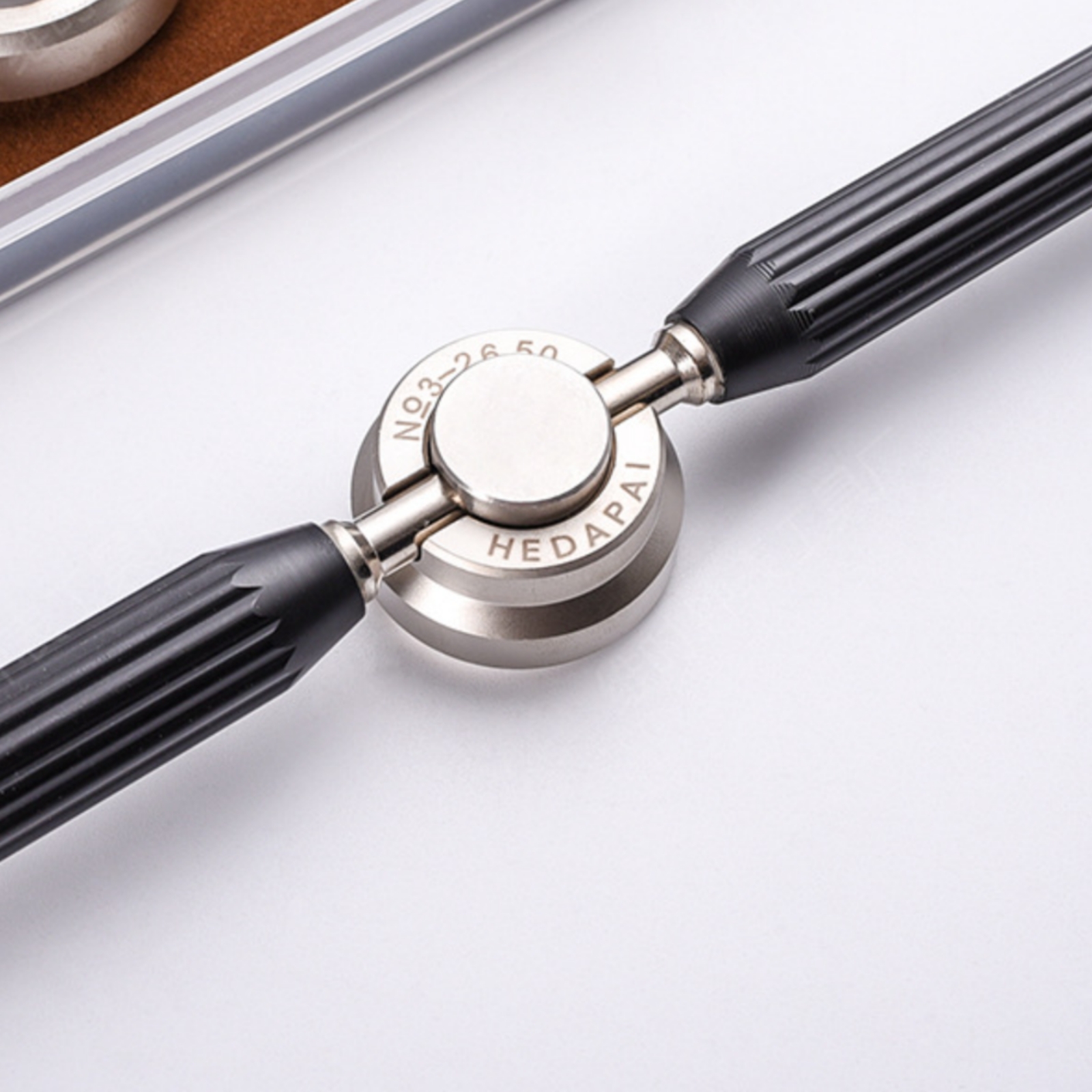 Screw-Back Watch Opener Tighte - огляд і ціна Case Back Opener